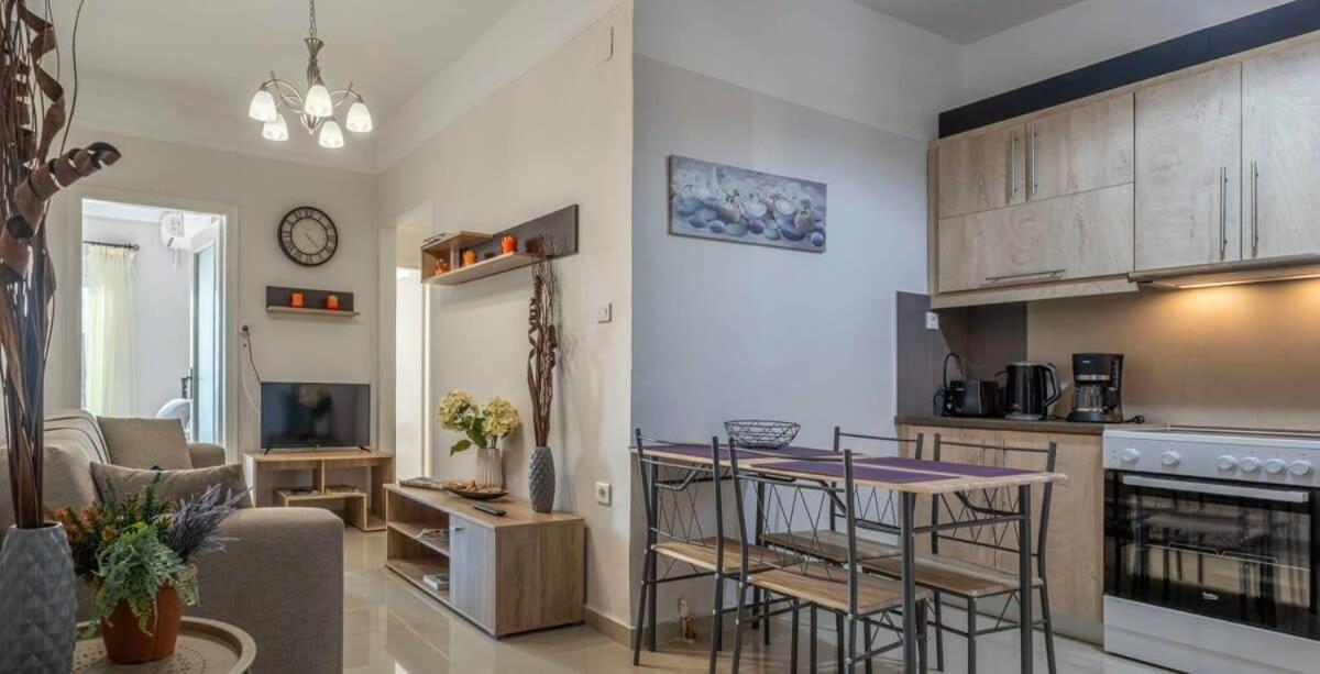 Appartamento Comfy Central Square Gem With Balcony Kalamata Esterno foto