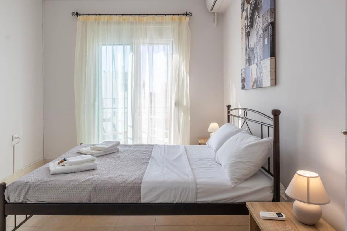 Appartamento Comfy Central Square Gem With Balcony Kalamata Esterno foto