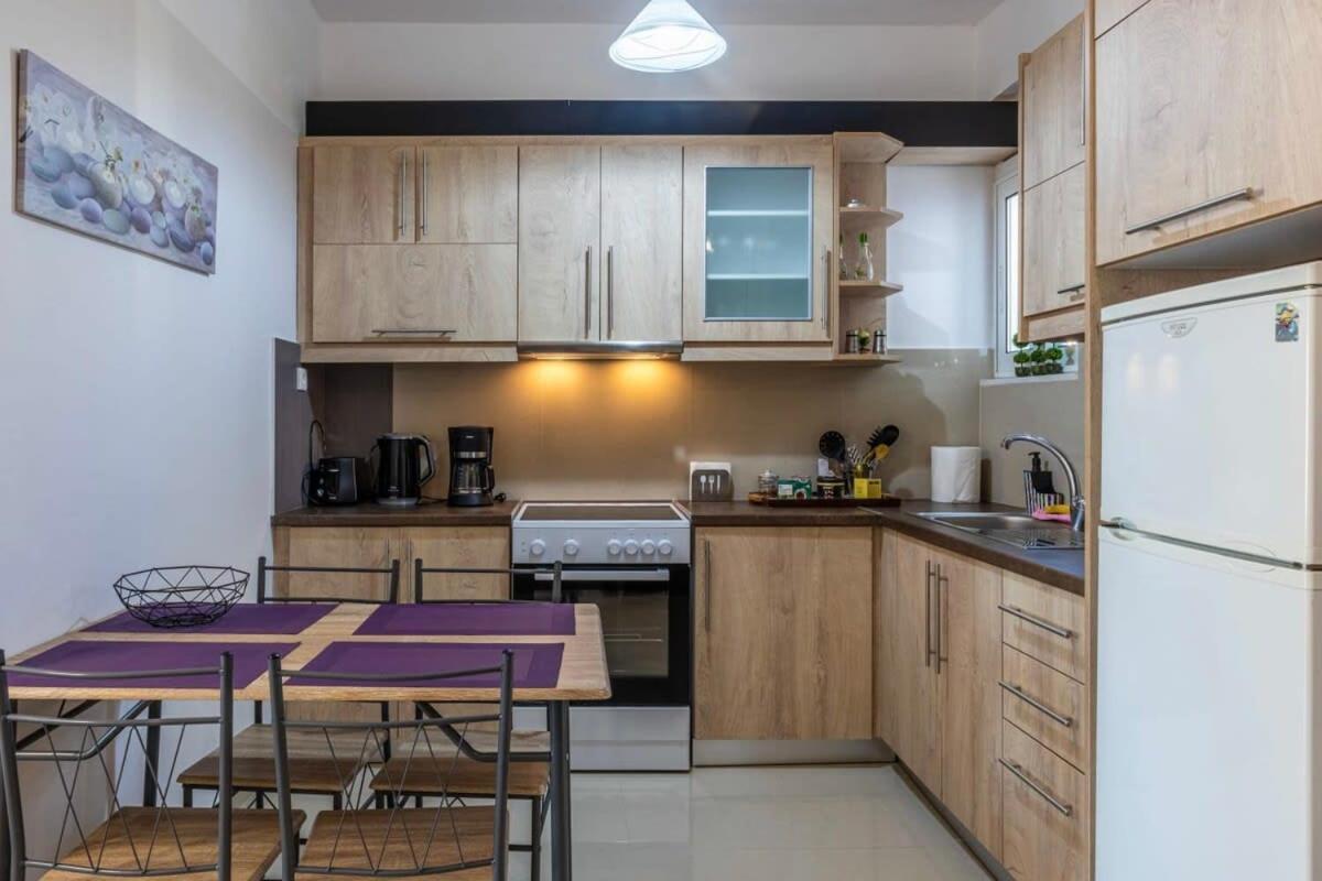 Appartamento Comfy Central Square Gem With Balcony Kalamata Esterno foto