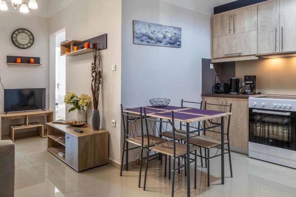 Appartamento Comfy Central Square Gem With Balcony Kalamata Esterno foto